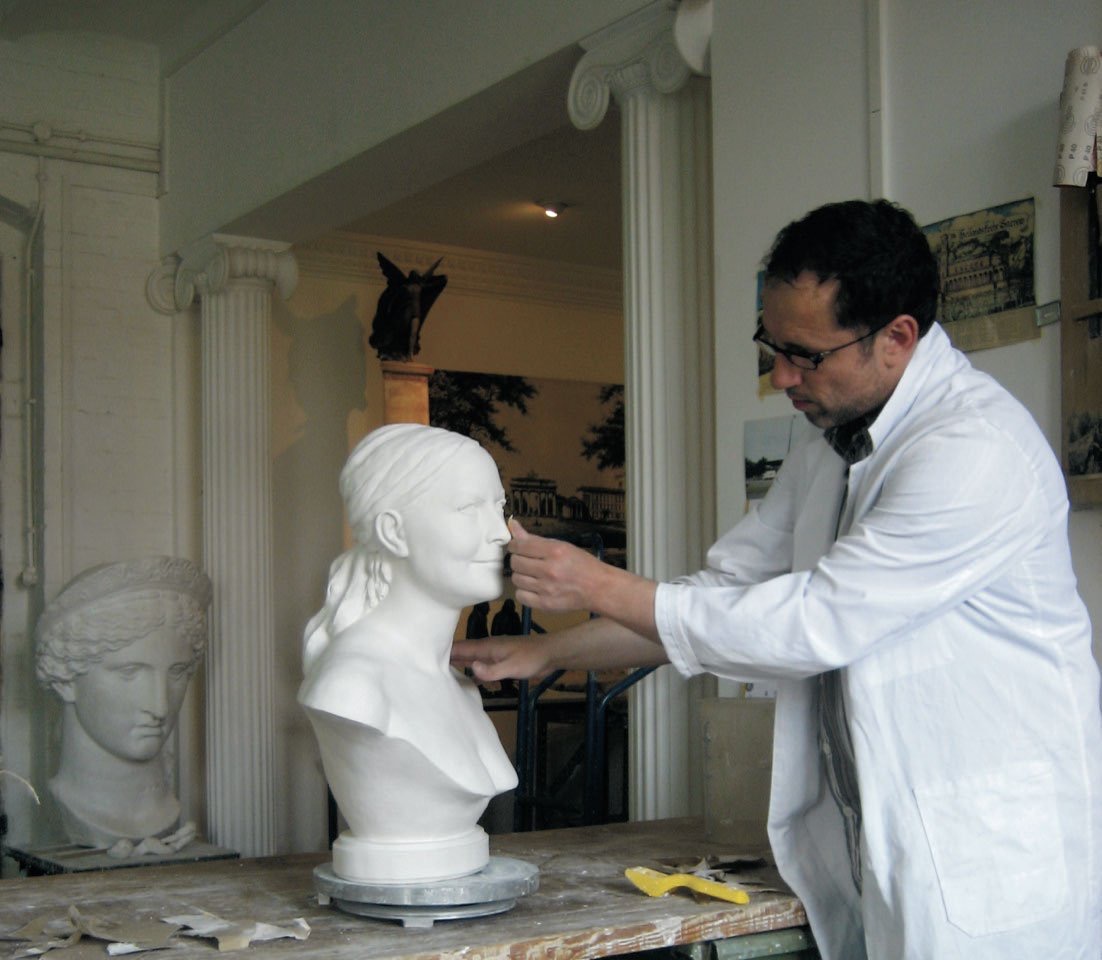 Dr. Christian Bahr bei der Arbeit an einer Skulptur